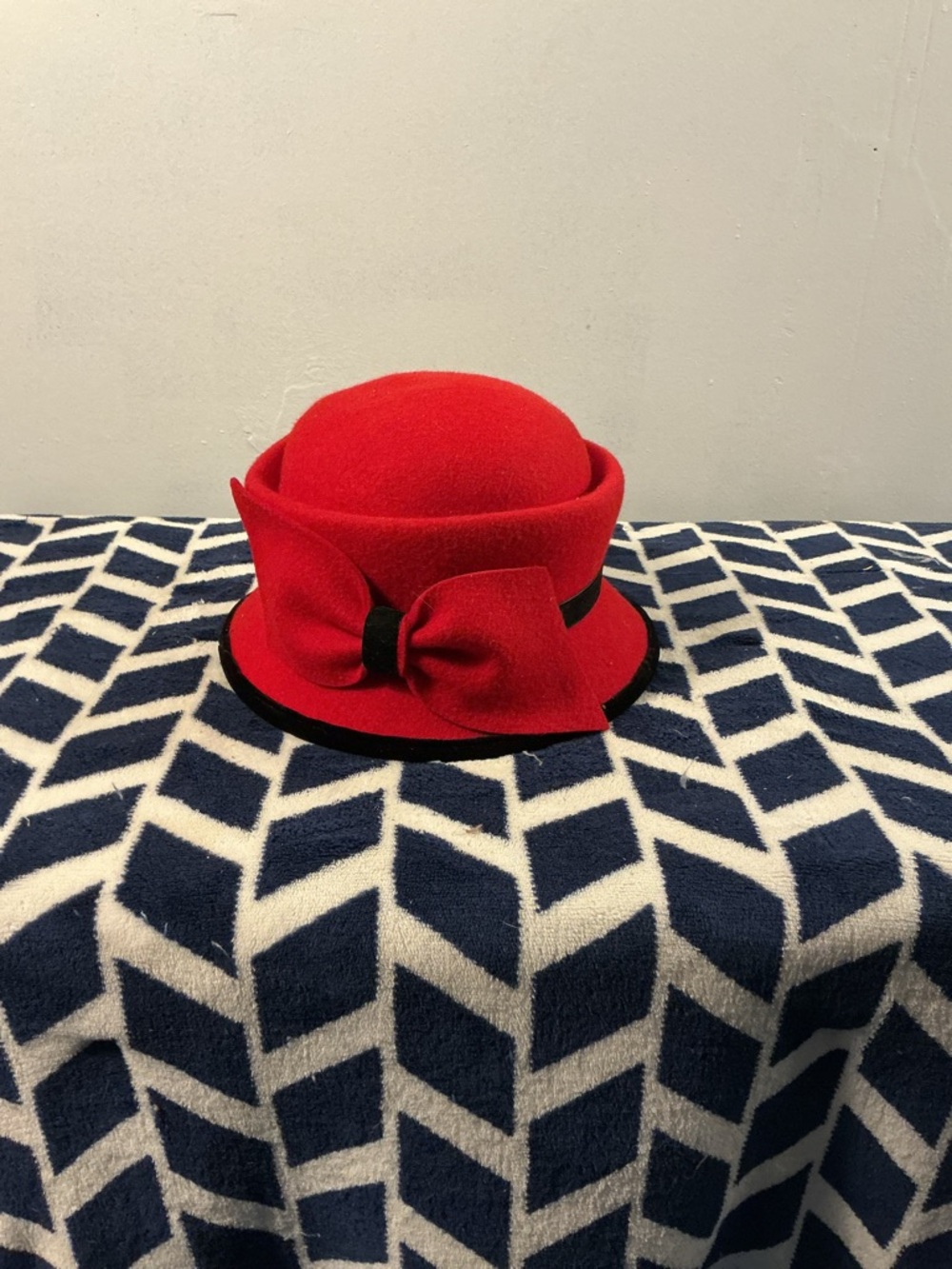 1960s VINTAGE Red Wool Bow Cloche Hat